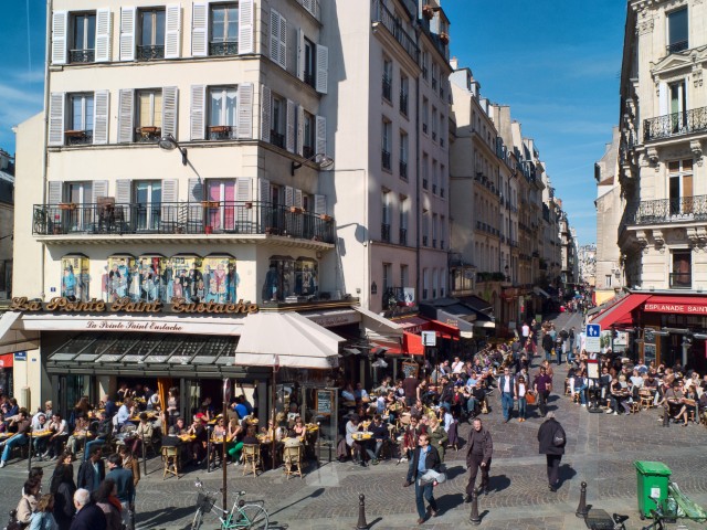 Rue Montorgueil à Paris 2, vue depuis les Halles vers le nord